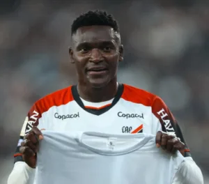 Kevin Viveros celebra gol e se torna artilheiro do Brasileirão