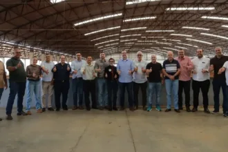 Gustavo Mendanha com vereadores de Mineiros