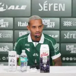 Felipe Clemente, reforço do Goiás, em apresentação oficial