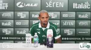 Felipe Clemente, reforço do Goiás, em apresentação oficial