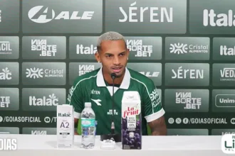 Felipe Clemente, reforço do Goiás, em apresentação oficial