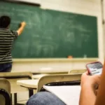 Alunos em escola de Goiânia sem celulares, mais atentos e interagindo