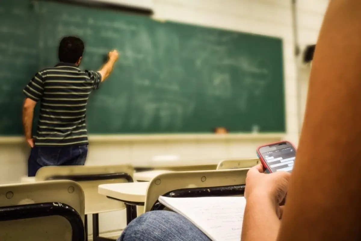 Transformação nas Escolas de Goiânia: Alunos Mais Engajados Sem Celulares