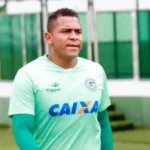Walter comemorando gol pelo Goiás