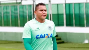 Walter comemorando gol pelo Goiás