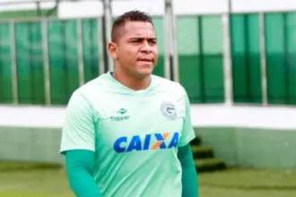 Walter comemorando gol pelo Goiás