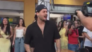 terca-feira-normal-em-goiania:-ze-felipe-aparece-em-bar-da-vila-redencao-para-gravar-clipe