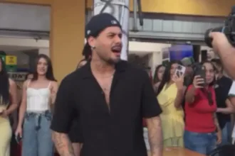terca-feira-normal-em-goiania:-ze-felipe-aparece-em-bar-da-vila-redencao-para-gravar-clipe