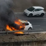 Carro pega fogo após engavetamento na Marginal Botafogo