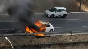Carro pega fogo após engavetamento na Marginal Botafogo