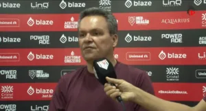 Gustavo Maia em ação pelo Atlético, elogiado por Adson Batista