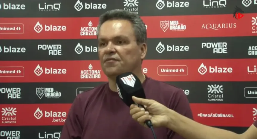 Gustavo Maia em ação pelo Atlético, elogiado por Adson Batista