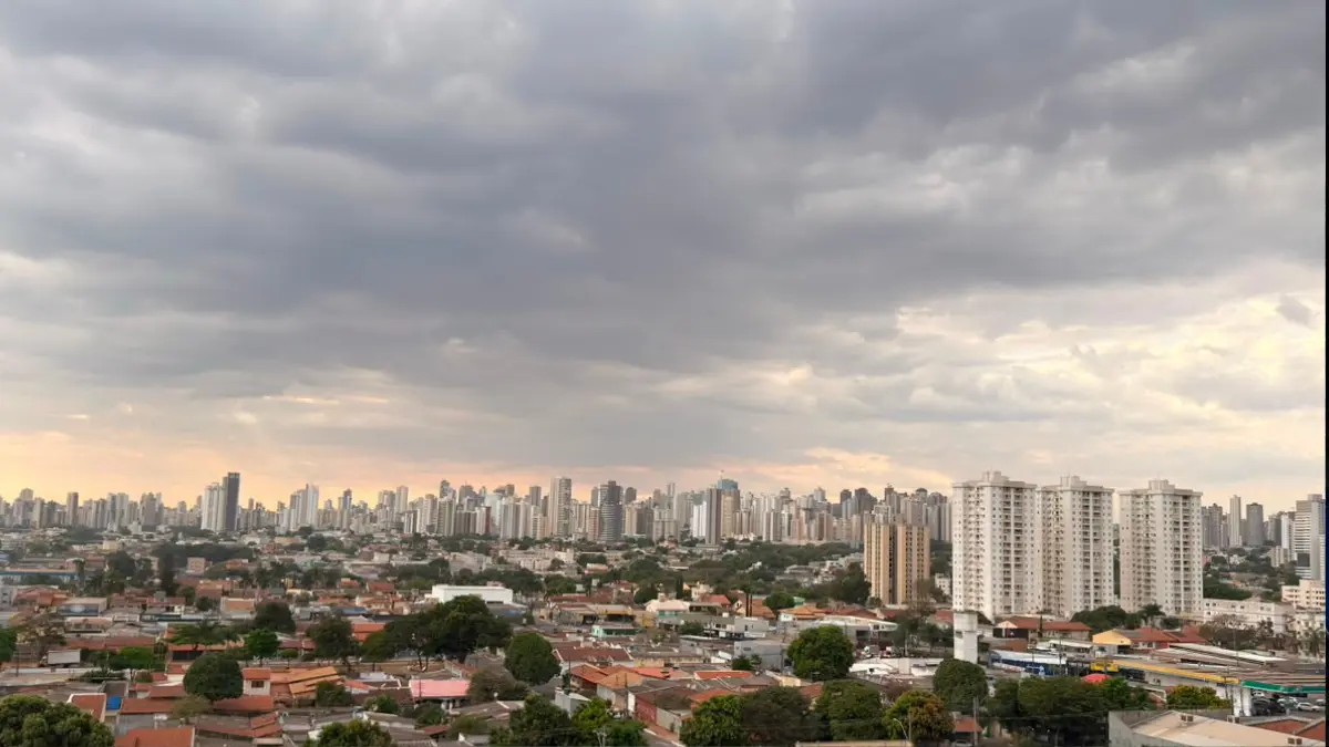Céu Nublado e Possibilidade de Chuvas Marcam o Amanhecer em Goiás