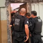 Policiais em operação contra fraudes eletrônicas bancárias