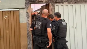 Policiais em operação contra fraudes eletrônicas bancárias