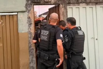 Policiais em operação contra fraudes eletrônicas bancárias