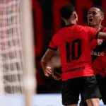 com-facilidade,-atletico-vence-o-botafogo-sp-e-se-aproxima-do-g-6