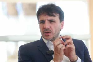 Renan Santos discute gestão de dívida pública com exemplos do Flamengo e Palmeiras