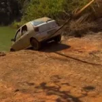 Carro roubado encontrado por mergulhadores em poço