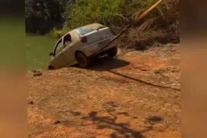 Carro roubado encontrado por mergulhadores em poço