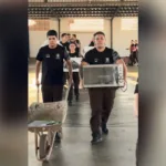 Alunos de Anápolis trocando mochilas por objetos inusitados