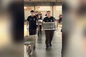 Alunos de Anápolis trocando mochilas por objetos inusitados