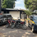 Caminhão cegonha furtado transportando motos recuperadas