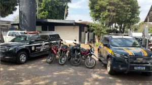 Caminhão cegonha furtado transportando motos recuperadas