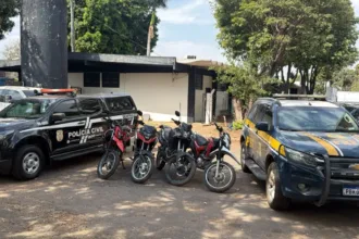 Caminhão cegonha furtado transportando motos recuperadas