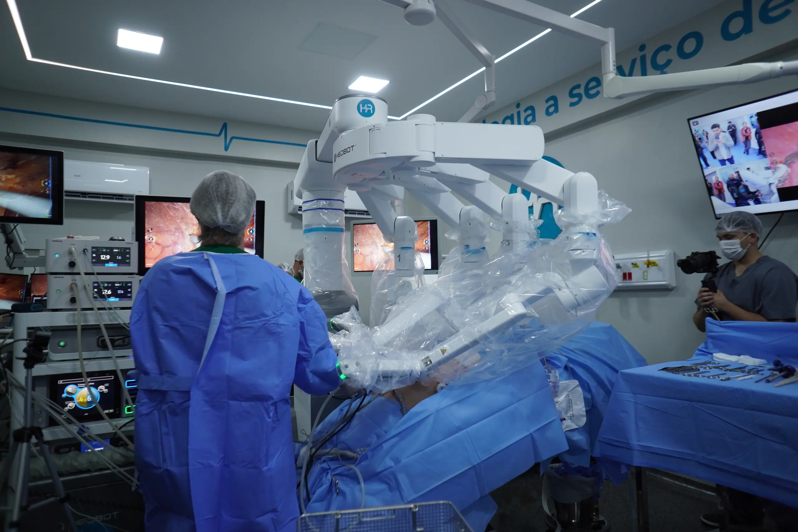 Inovação em Cirurgia: Médico de Santiago Realiza Procedimento Remoto em Goiânia
