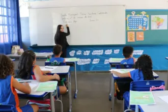 Servidores em greve em Goiânia enfrentam cortes