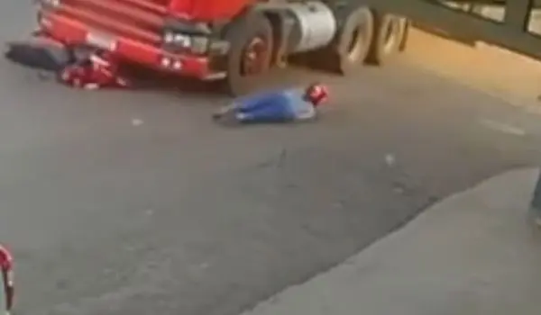 Mulher que pilotava moto é atingida por caminhão e fica a poucos centímetros do atropelamento, em Rio Verde