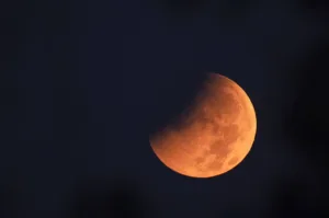 Eclipse lunar parcial visível no Brasil