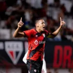 Zagueiro artilheiro Adriano Martins em ação pelo Atlético