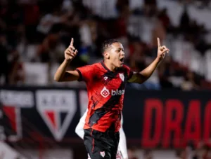Zagueiro artilheiro Adriano Martins em ação pelo Atlético