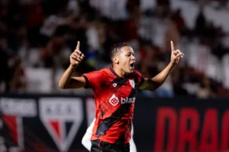 Zagueiro artilheiro Adriano Martins em ação pelo Atlético