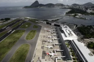 Incidente no Santos Dumont com avião derrapando na pista