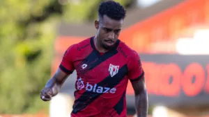 Atlético sem lateral direito enfrenta Avaí