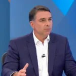 Flávio Bolsonaro discute contrato Dark Horse no Jornal Nacional