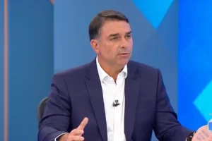 Flávio Bolsonaro discute contrato Dark Horse no Jornal Nacional