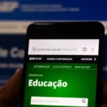 Estudantes discutindo adesão ao Desenrola Fies