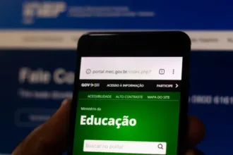 Estudantes discutindo adesão ao Desenrola Fies