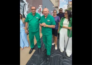 Luciano Hang da Havan repintando muro em Caldas Novas