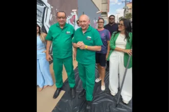 Luciano Hang da Havan repintando muro em Caldas Novas