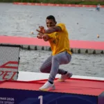Isaquias Queiroz celebrando vitória na canoagem