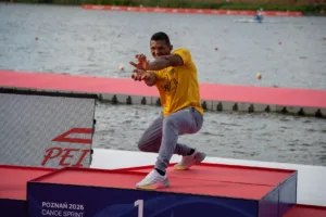 Isaquias Queiroz celebrando vitória na canoagem