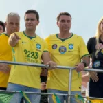 Flávio Bolsonaro e Renato Araújo em barqueata em Angra