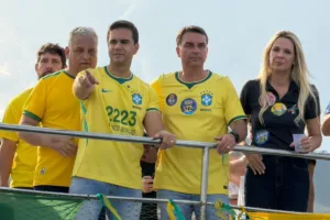 Flávio Bolsonaro e Renato Araújo em barqueata em Angra