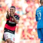 Flamengo vence Botafogo no Maracanã e reage no Brasileirão