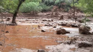 Enchente no Grand Canyon com equipes de resgate